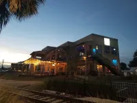Cozy Country Home 4 Blocks From the Lake 타바레스 공원 주변 호텔