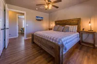 Fun Beachfront Retreat! Amazing View, Huge Covered Porch, EV Charger, and more! Hotel a Haskell County