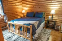 Cozy cabin in the woods. 12 min from the Angel Fire ski resort; 6 to golf course