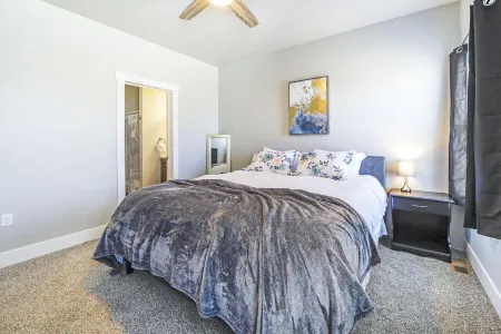 Brand New Construction 2 level townhome Central TF 899