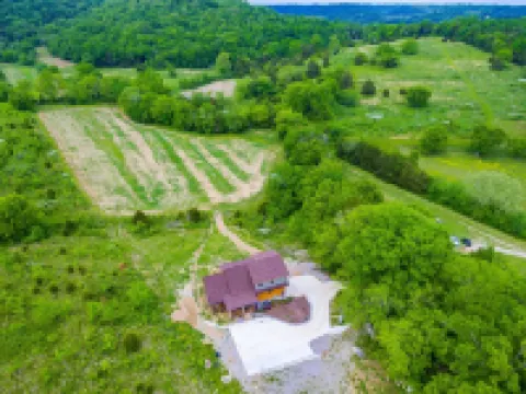 Gorgeous custom log cabin on 185 acres 林肯縣酒店