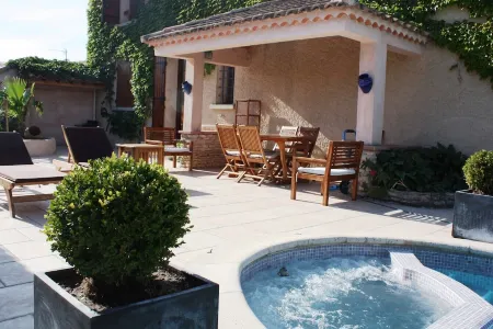 Sorgues, 9 km from Avignon, air-conditioned villa with private pool, (Wifi internet)