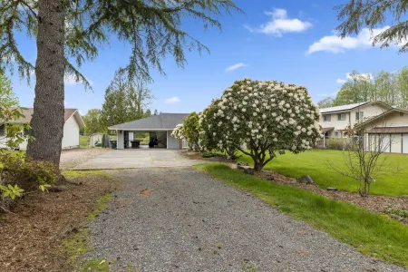 Lakefront Gateaway at Chambers Lake - 3 bd 2 ba w/ AC Отели в г. Терстон