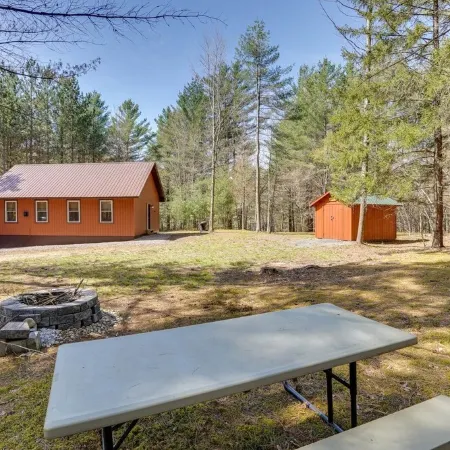 "Singing Pines" Newly Built Vacation Rental