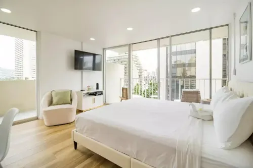 Modern Design Studio in Waikiki w/ FREE PARKING