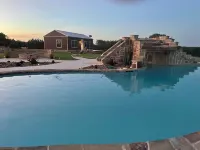 Poolside guesthouse in beautiful Hill Country
