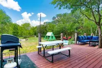 Elegant Birdhouse Cabin with 🔥Heated🔥 Cowboy Pool Hotels in Kyle