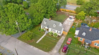 1 Mile to DT, King Bed, Fenced Yard, Fire Pit, Pet Friendly 롤리 컨벤션 센터 주변 호텔