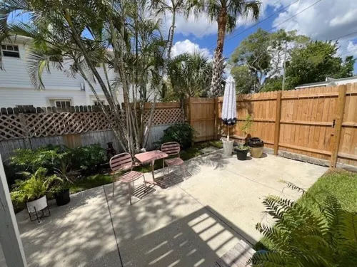 Private Oasis! Luxury King Bed! Walk To Restaurants!