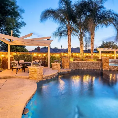 Hot Tub & Pool with 5 Cozy Bedrooms