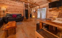 Bonnie's Private City Cabin-Madison's Only Log Cabin Rental - Homestays