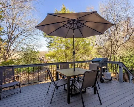 Charming Charlotte 3-bedroom house, Fenced Yard, 5 Mins to Carowinds, WiFi, Pets Отели рядом с достопримечательностью «Rivergate»