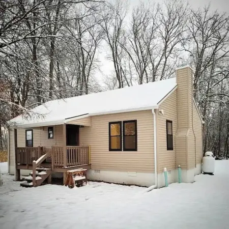 Creekside With Hot Tub, Gas Fireplace, Fishing, Minutes to Downtown and Omni Spa