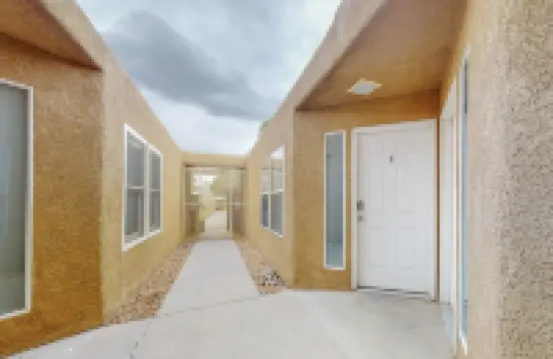 Gated Uptown Condo, 2bd/1ba, KING bed added