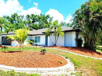 Luxurious 3 bedroom, 2.5 bath Port Charlotte vacation home with pool Speedway附近的飯店