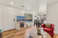 Route 66 Bodacious Bungalow w/AC, Fully Fenced Yard, W/D, 4 Smart TVs Downtown