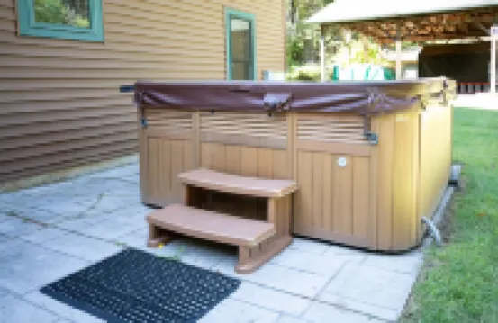 Modern Cabin w/ Hot Tub-Minutes to Lakes & Skiing