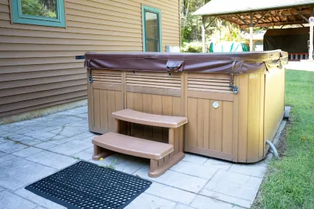 Modern Cabin w/ Hot Tub-Minutes to Lakes & Skiing