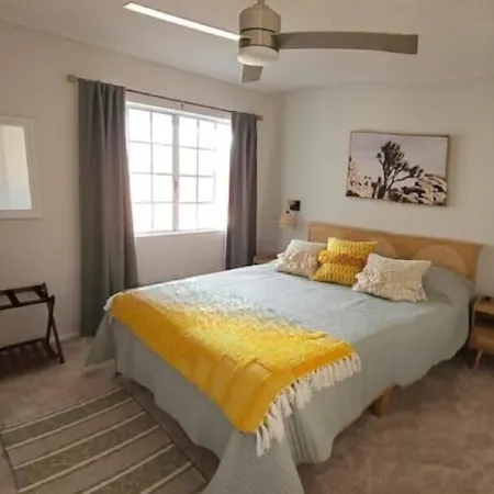 2' to downtown, 10' to JT park, King bed, game room, arcade, firepit, hammocks