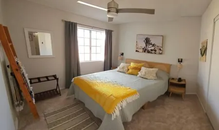 2' to downtown, 10' to JT park, King bed, game room, arcade, firepit, hammocks