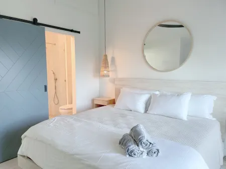 Modern Beachfront Retreat: Stunning Views+ Heated Pool+ Ferry Access+ Parking!!