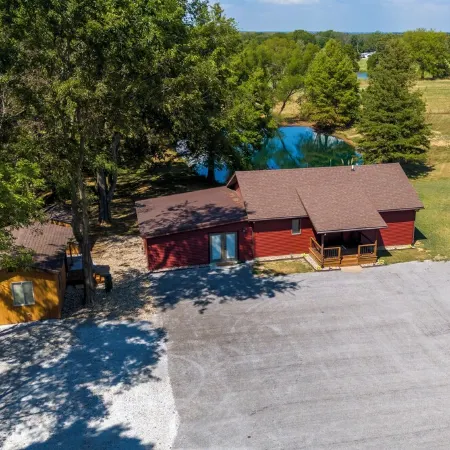 5 acre Paradise-Shawnee Wine Trail, Pool, Pond, Firepit, Pet Friendly