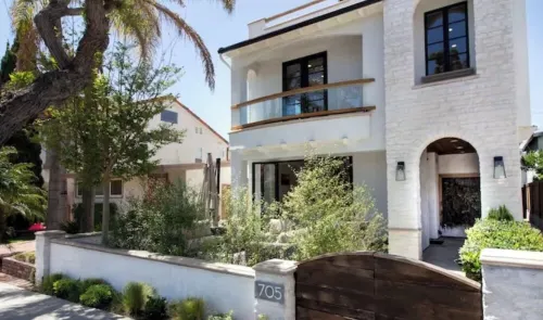 Villa Acacia- Contemporary Vacation Home
