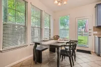 Business Friendly Central Austin 3/2 Townhome w/ Pool!