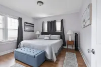 Cheerful 4 Bedroom House Hotels in Belleville