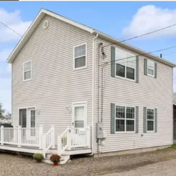 Seaside retreat: Steps to beach, board walk. 3 car parking, deck, BBQ.
