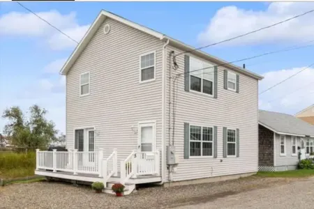 Seaside retreat: Steps to beach, board walk. 3 car parking, deck, BBQ. Отели рядом с достопримечательностью «Casino Ballroom»