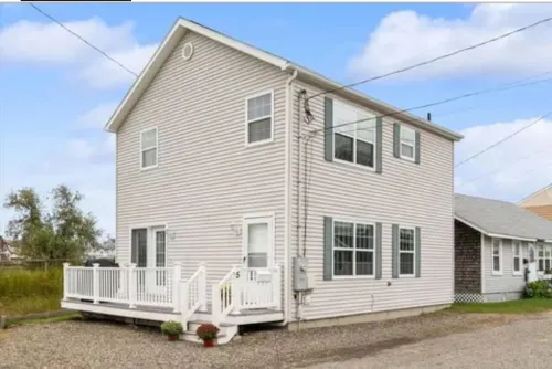 Seaside retreat: Steps to beach, board walk. 3 car parking, deck, BBQ.