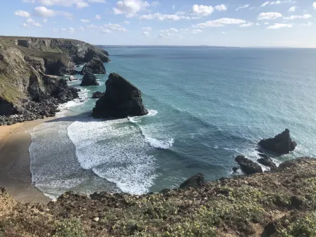 Beautiful hand crafted cottage 5 minutes from sandy beach and rugged coastline! Отели в г. Мауган-ин-Пайдар