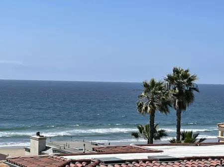 New ocean front duplex, walk to dining, shops & entertainment.