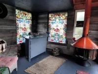 T, s Creekside cabin. King Bed/ Hot tub/ treehouse