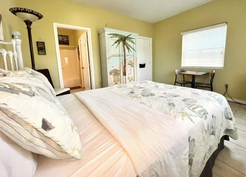 Affordable Efficiency (717E)--In-Town, Easy Beach Access, and Pet-Friendly!