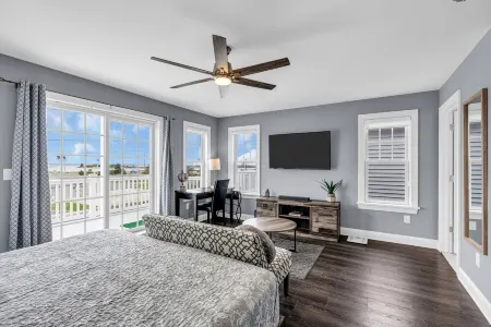 Rooftop Hot Tub w/ bayview, 10 min walk to beach, linens + towels included