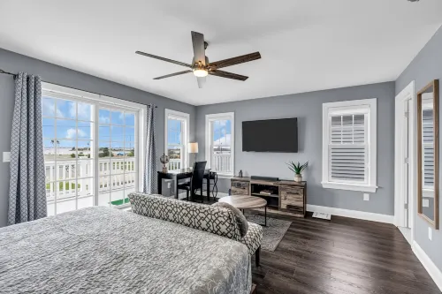 Rooftop Hot Tub w/ bayview, 10 min walk to beach, linens + towels included