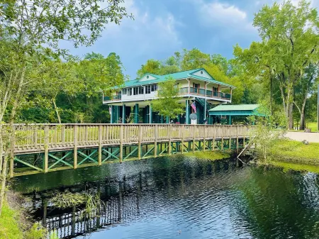 15 ACRE RIVER FRONT CABIN HOUSE ON THE SUWANNEE, WITH SPRING WALKING DISTANCE