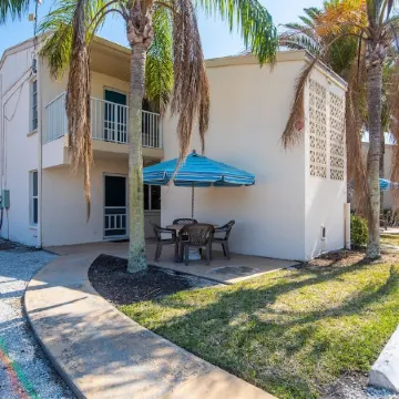 Newly renovated beachside condo - direct beach access