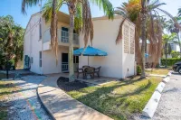 Newly renovated beachside condo - direct beach access