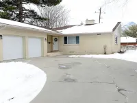 Spacious Home Near Canyons, Expo Center, and RSL Stadium サンディのホテル