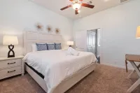 Chic 3-Bed Condo, 2-Car Garage close to Pearl & St. Mary's Strip in Tobin Hills!