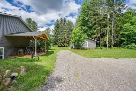 Park in the Woods Cozy and clean. Shared Hot Tub Отели в г. Lapeer County