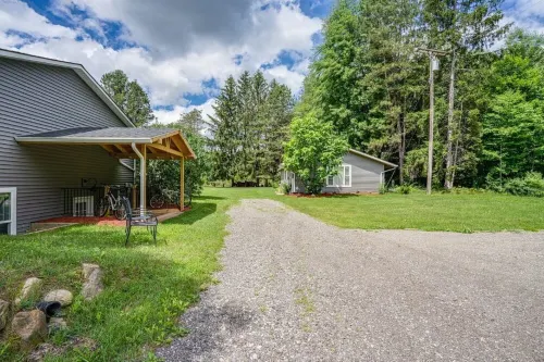 Park in the Woods Cozy and clean. Shared Hot Tub