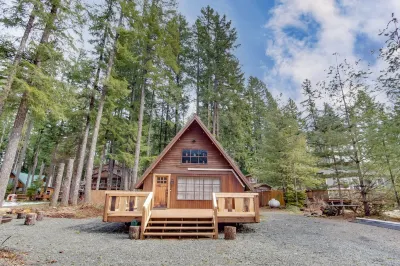 Updated Mt Rainier Cabin near White Pass and Cowlitz River - Mama Bear Chalet La Wis Wis Campground附近的飯店