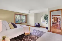 Large Home on 18 Acres of Private Woods with a Hot Tub Hotels in 