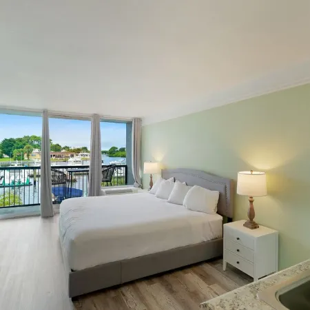 RAMADA SARASOTA CONDO HOTEL#407 Waterfront Balcony, King Bed, Pool, Kitchenette