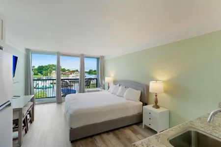 RAMADA SARASOTA CONDO HOTEL#407 Waterfront Balcony, King Bed,  Pool, Kitchenette
