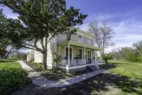 Historic Dunn Ranch Ashland Oregon. Sleeps 12 to 14 Great for large groups. Hotels near Fish Lake